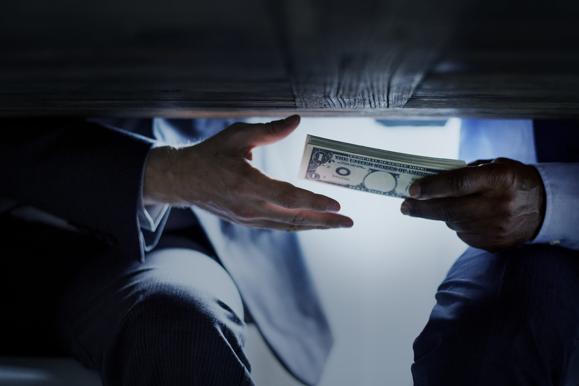 Dos manos intercambiando dinero